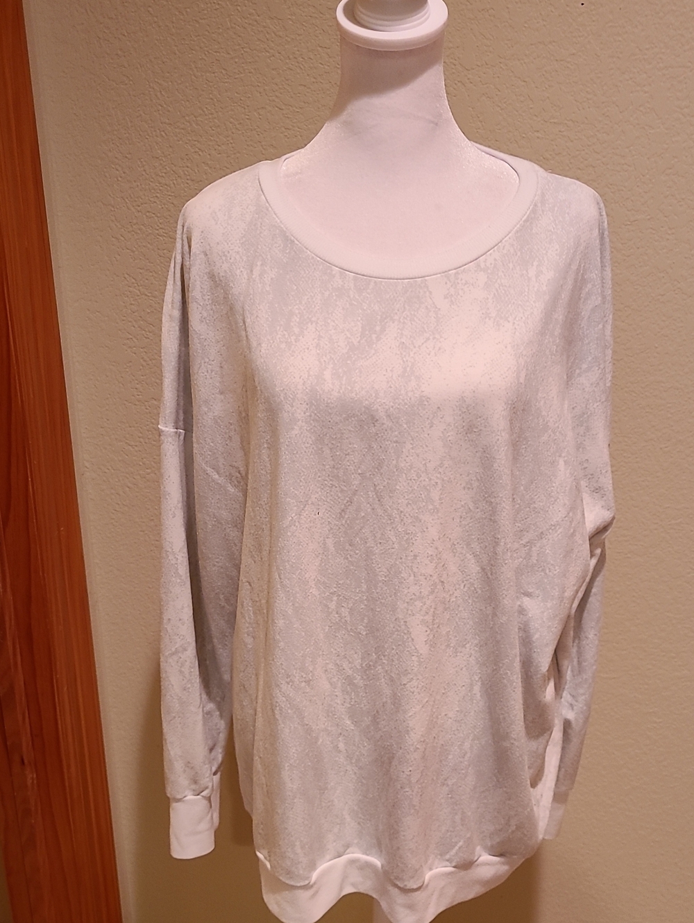 Mondetta Relaxed Scoop Neck Long Sleeve Sweatshirt in Light Gray